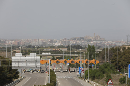 Imagen de archivo del peaje de la autopista de la AP-2 con la ciudad de Lleida al fondo. 