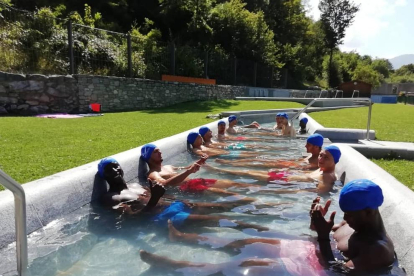 Jugadores del Lleida Esportiu, ayer en un momento de relax durante el ‘stage’ de Aran.