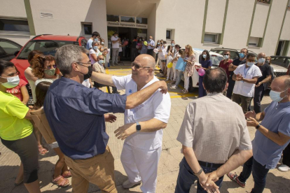 Ignasi de Miguel se abraza al alcalde de Guissona, Jaume Ars, ayer a la salida del CAP.