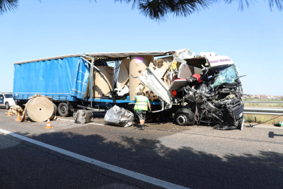 Uno de los camiones implicados ayer en la colisión en la autovía en Alcarràs. 