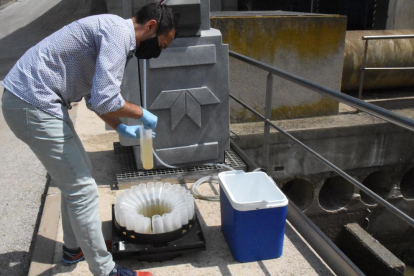 Un técnico tomando muestras del agua de una depuradora.