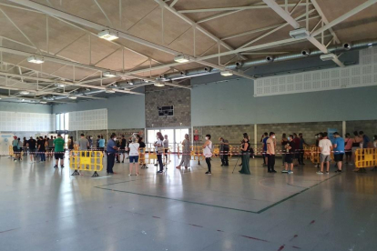 Maratón en La Seu  -  Un total de 300 personas mayores de 18 años participaron ayer en un maratón de vacunación de la Covid en La Seu d’Urgell  en el que se les administró Moderna. En Lleida, 278.265 personas tienen una dosis (62,7% de la po ...