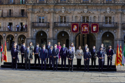 La Conferència de Presidents va començar amb la tradicional foto de família presidida pel rei, Felip VI.