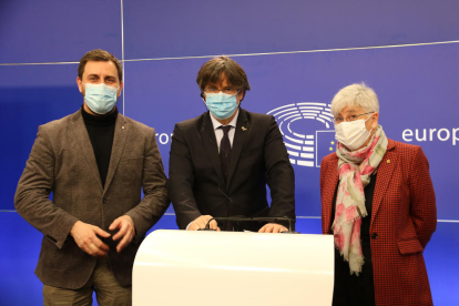 Els eurodiputats de Junts, Toni Comín, Carles Puigdemont i Clara Ponsatí a Brussel·les.
