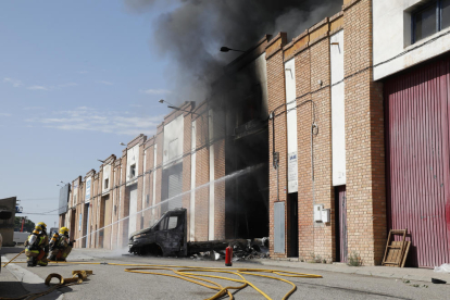 Una furgoneta es va incendiar a la porta d’una de les naus.