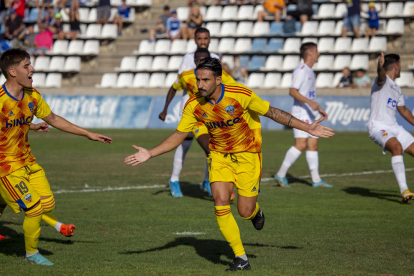 Chuli celebra el gol después de abrir el marcador convirtiendo un penalti.