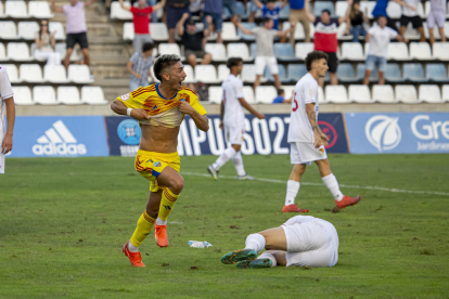 Montero, eufórico después de completar la remontada del Lleida en los minutos finales.