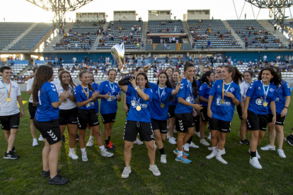 Les jugadores de l’AEM B van ser homenatjades en el descans pel triomf a la Copa Catalunya.