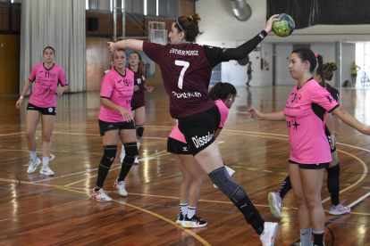 Esther Pérez lanza a portería en uno de los partidos de ayer.