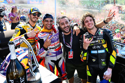 Martín, Bezzecchi y Bagnaia celebran el podio.