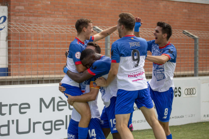 Genís, Sidibé, Jofre y Pau Font celebran con Nil Sauret el gol del equipo que al fin les daría los tres puntos.