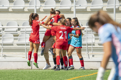 Les jugadoras del AEM celebran el segundo gol del partido, obra de Aithiara, con el técnico Rubén López, que encauzaba el triunfo en la media parte del partido.