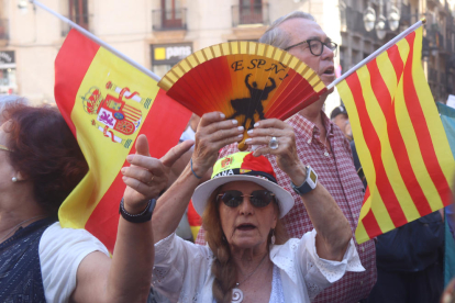 Manifestantes irrumpieron en el minuto de silencio en Barcelona. 