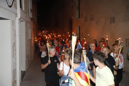 Els veïns de les Borges Blanques van recórrer el poble amb torxes des de la plaça de l’1 d’Octubre fins a l’Espai Macià.