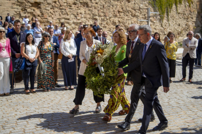 La delegada del Govern, la consellera de Territorio, el alcalde de Lleida y el presidente de la Diputación, ayer durante la ofrenda floral.