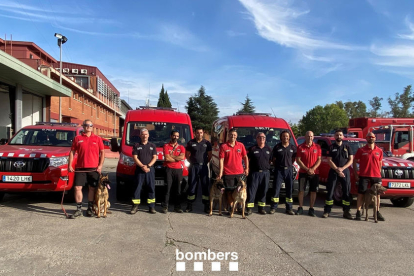 Salida de la expedición de los Bomberos, entre ellos Jaume Canela, de Almacelles (a la derecha). 