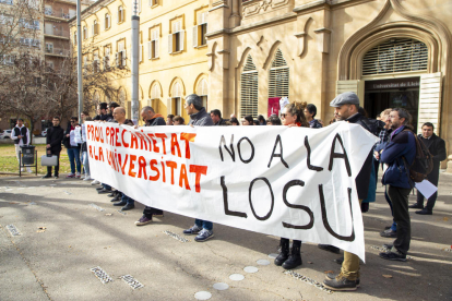 Imatge d’una protesta de professors associats, personal de serveis i alumnes de la UdL.