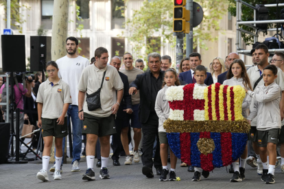 La delegació del Barça en l’ofrena floral per la Diada.