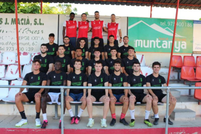 Foto de grupo de la plantilla y el cuerpo técnino del Artesa de Segre el primer día de pretemporada.