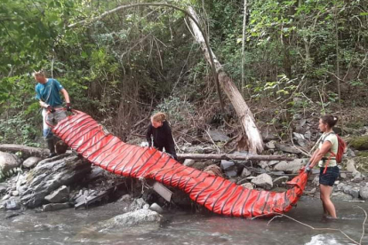 La gran lona de plástico que fue retirada del río Valira durante la campaña de limpieza del cauce.