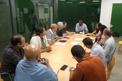 Els representants de dotze associacions de la comunitat marroquina de Lleida han assistit a la reunió amb la Paeria.