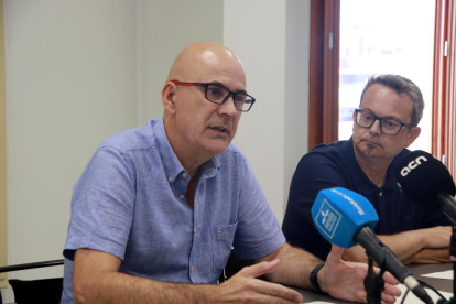 El president del Consell Comarcal del Pla d'Urgell, Carles Palau, i el vicepresident primer de l'ens, Jordi Martínez, durant una roda de premsa a la seu comarcal