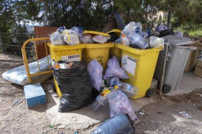 Escombraries apilades en contenidors d’envasos al Camí dels Pagesos de Cervera.