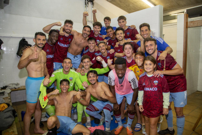 Los jugadores del Lleida celebran en el vestuario el pase de ronda y el buen momento por el que atraviesa el equipo.