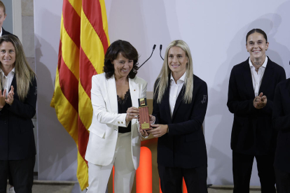 Alexia Putellas recibe de manos de Anna Erra la distinción del Parlament al Barça femenino.