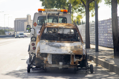 La furgoneta que es va incendiar ahir al polígon Els Frares.