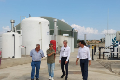 Domingo Serret, titular de la explotación ganadera, con los representantes de la empresa Cycle0 ayer en la inaguración. 