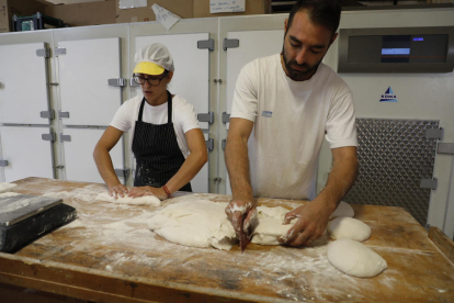 Jordi Martí Llaràs, de l’Antic Forn i Pastisseria J. Martí del Secà de Sant Pere, treballant la massa amb una empleada.