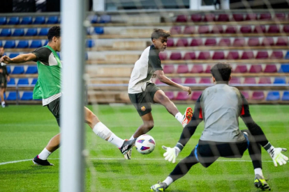 Lamine Yamal remata a portería ayer durante la sesión de entrenamiento.