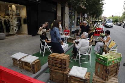 La instalación en el aparcamiento frenre a la tienda D19 de Bisbe Ruano.