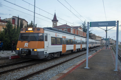 Un tren de la línea de Manresa a su paso por Tàrrega, cuya estación no tiene venta personal de billetes.