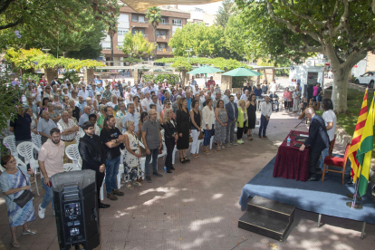 Bellpuig entregó ayer el premio Estel a mosén Climent Forner ante decenas de personas.