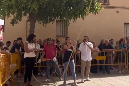 Una participante en el concurso de subir sacos de almendra.