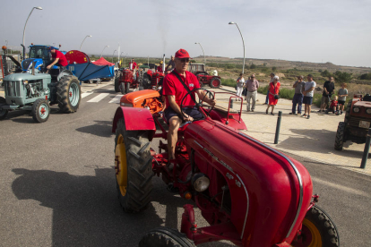 Una participant en el concurs de pujar sacs d’ametlla.