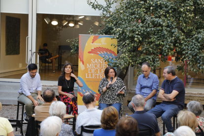 Un centenar de persones van seguir ahir el debat del Sant Miquel de les Lletres a la llibreria La Fatal.