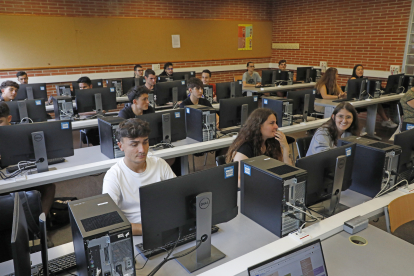 Alumnes a l’institut Caparrella el dia 12, quan va començar el curs a batxillerat i FP.