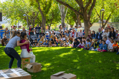 Berta Puigdemasa i Alba Godoy van protagonitzar ‘Vallverquè? Vallverdú!’ als Jardins 1r de Maig.