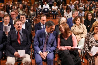 Pedro Sánchez conversa amb Francina Armengol ahir en un acte pel Dia Europeu de les Llengües.