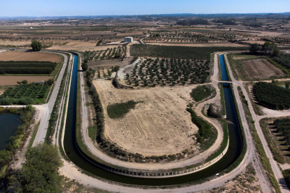 El Canal d’Urgell al seu pas per Arbeca una vegada finalitzada la campanya de regs encara que ha de garantir aigua per a proveïments.