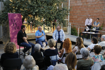 Antoni Gelonch (al centre) va presentar els dos autors, Jordi V. Pou i Josep Tort, ahir a La Fatal.