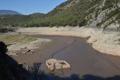 El baix nivell d’aigua a Oliana ha deixat al descobert antigues construccions agràries a Espluvins.