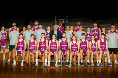 Els equips masculí i femení del Força Lleida es van fer ahir la foto oficial de forma conjunta per primera vegada.