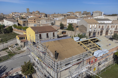 Les obres de renovació de la teulada del consistori de Tarroja.