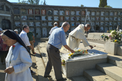 Ofrena floral ahir a la fossa comuna al cementiri de Lleida.