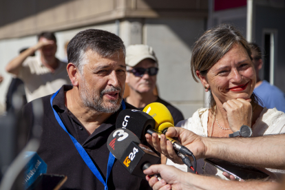 Joan Caball, d’UP, organitzador de l’acte, i María Dolores Pascual, presidenta de la CHE.