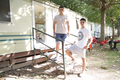 Els dos joves estudiants viuen en un bungalou d’un càmping a Sort mentre busquen pis.